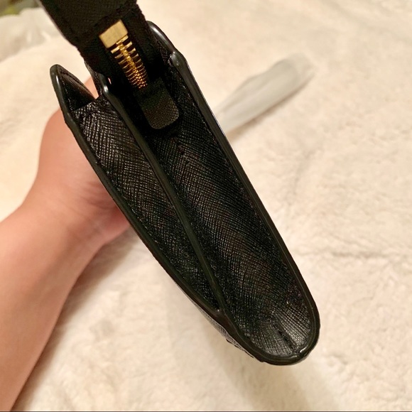 ✅SOLD ✅Tory Burch Robinson Saffiano Wristlet - Picture 4 of 8